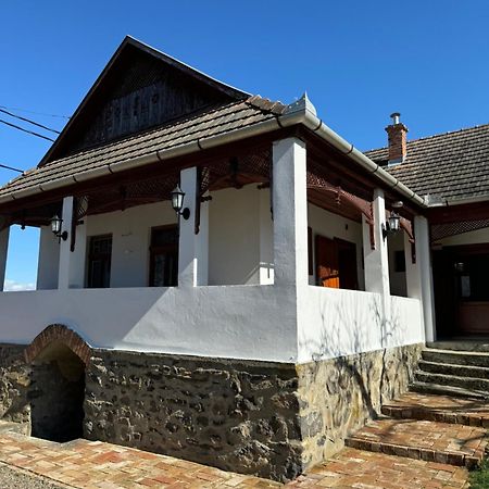 Karavan Guest House Holloko Exterior photo