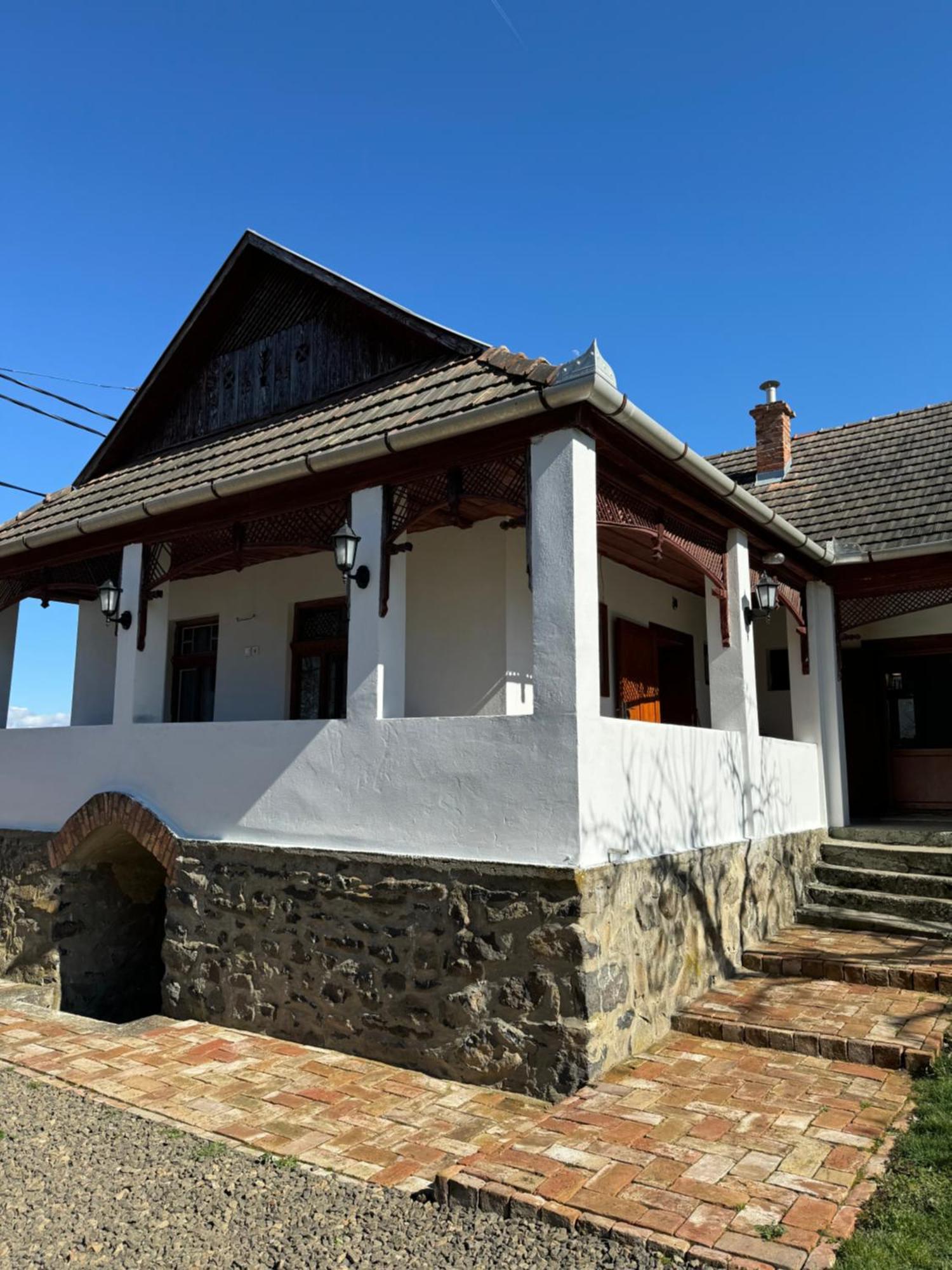 Karavan Guest House Holloko Exterior photo